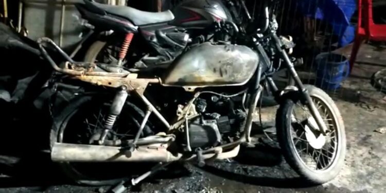 शहादा शहरात मध्यरात्री अज्ञात व्यक्तींनी दोन दुचाकी व चार जनरेटर पेट्रोल टाकून जाळल्या
