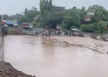 मोठ्ठी बातमी : पुरामूळे नागपूर सुरत राष्ट्रीय महामार्गावरील वाहतूक ठप्प, चार किलोमीटर वाहनांच्या रांगा, वाहतूक वळविली