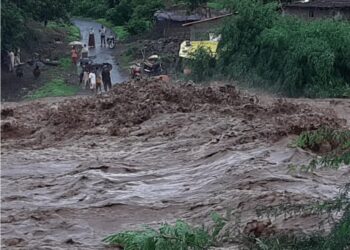 कात्री येथील हाडनदी व हाकऱ्या नदीला आलेल्या पूरामूळे वाहतूक ठप्प