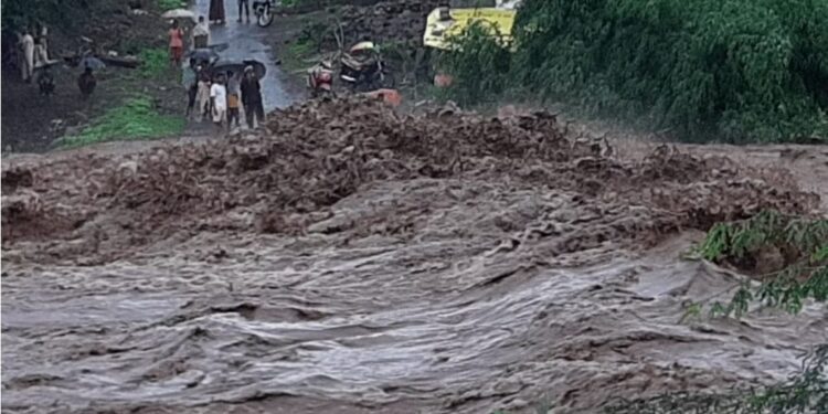 कात्री येथील हाडनदी व हाकऱ्या नदीला आलेल्या पूरामूळे वाहतूक ठप्प