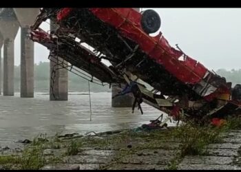 इंदोर- अमळनेर बस अपघातात १३ मृतदेह नदीतून काढण्यात आले