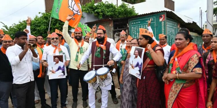 राष्ट्रपती पदावर द्रौपदी मुर्मू विजयी झाल्याने नंदूरबार येथे भाजपातर्फे जल्लोष