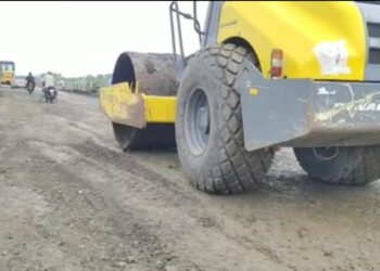 प्रकाशा पुलावरील खड्ड्यांमध्ये माती मुरूम टाकून थातूरमातूर दुरुस्तीला सुरुवात, आज होणार रास्तारोको