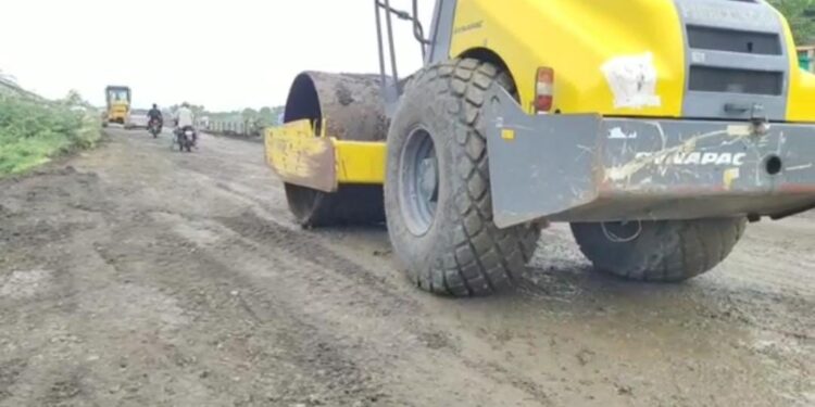 प्रकाशा पुलावरील खड्ड्यांमध्ये माती मुरूम टाकून थातूरमातूर दुरुस्तीला सुरुवात, आज होणार रास्तारोको