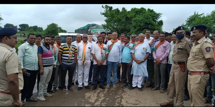 आठ दिवसात रस्ता दुरुस्ती करण्याच्या आश्वासनानंतर भाजप व काँग्रेसचे आंदोलन स्थगित