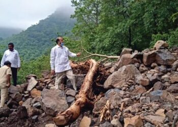 आ.ॲड.के.सी.पाडवी पिंपळखुंटा परिसरात भेट देऊन रस्त्यांची केली पाहणी