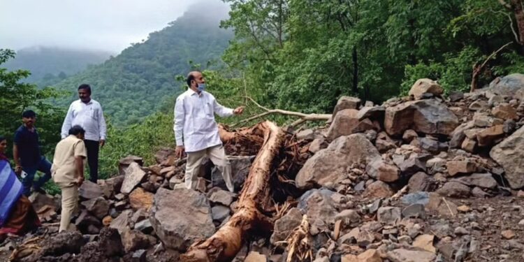 आ.ॲड.के.सी.पाडवी पिंपळखुंटा परिसरात भेट देऊन रस्त्यांची केली पाहणी