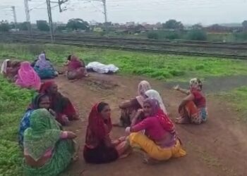 रेल्वेरुळ ओलांडताना रेल्वेची धडक बसल्याने एकाचा मृत्यू