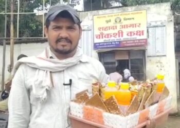 बसस्थानकात खाण्यापिण्याचे सामान विकुन गुजारा करणाऱ्या फेरीवाल्यांचा असाही प्रामाणिकपणा, १९ हजाराची रक्कम केली परत