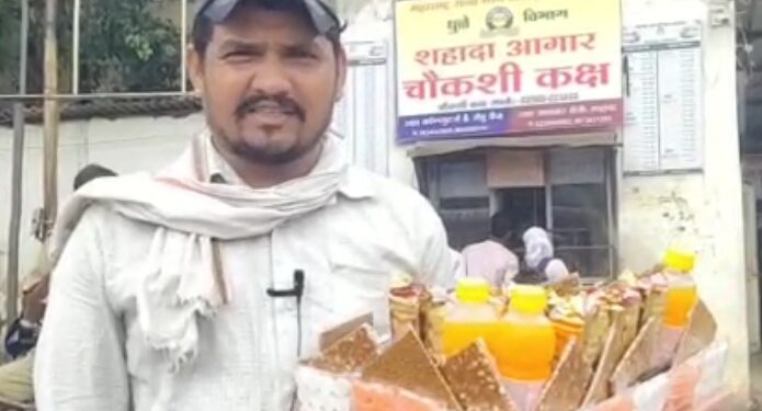 बसस्थानकात खाण्यापिण्याचे सामान विकुन गुजारा करणाऱ्या फेरीवाल्यांचा असाही प्रामाणिकपणा, १९ हजाराची रक्कम केली परत