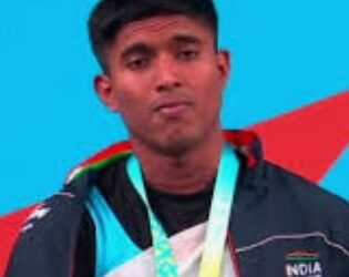 कॉमनवेल्थ स्पर्धांमध्ये रौप्यपदक विजेता संकेत सरगरला राज्य शासनाकडून ३० लाखांचे पारितोषिक जाहीर