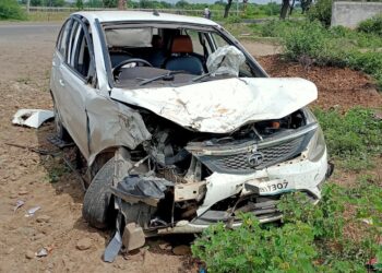 आयशरची कारला धडक, पिता- पुत्र जखमी,आयशर वाहन चालकाविरुद्ध गुन्हा दाखल