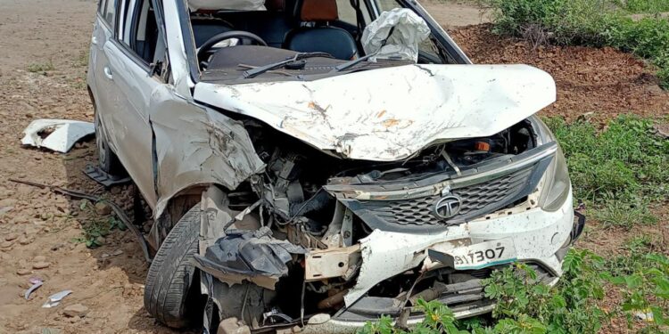 आयशरची कारला धडक, पिता- पुत्र जखमी,आयशर वाहन चालकाविरुद्ध गुन्हा दाखल