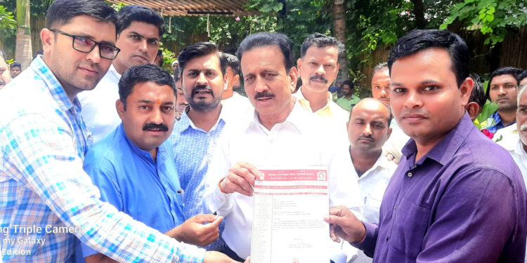 जिल्हा अंतर्गत बदली प्रक्रिया लवकर सुरू करावी, शिक्षक परिषदेचे ग्रामविकास मंत्री गिरीश महाजन यांना निवेदन