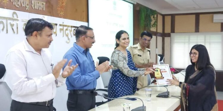 महसुल दिनानिमित्त  उत्कृष्ट अधिकारी, कर्मचारी यांच्या सन्मान सोहळा, श्रीमती. अस्मिता रघुवंशी यांचा करण्यात आला गौरव