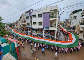 नवापूर येथे ११०७ फूट भव्य तिरंगासह तीन हजार विद्यार्थ्यांनी काढली भव्य रॅली