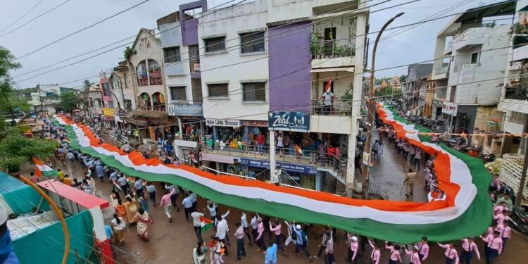नवापूर येथे ११०७ फूट भव्य तिरंगासह तीन हजार विद्यार्थ्यांनी काढली भव्य रॅली