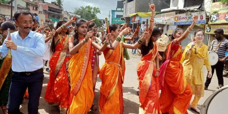 स्वातंत्र्याच्या अमृत महोत्सवी वर्षानिमित्त  क्रीडा कार्यालय व शिक्षण विभागाच्या वतीने रॅली