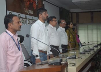 जिल्हाधिकारी कार्यालयात ‘समुह राष्ट्रगीत गायन’