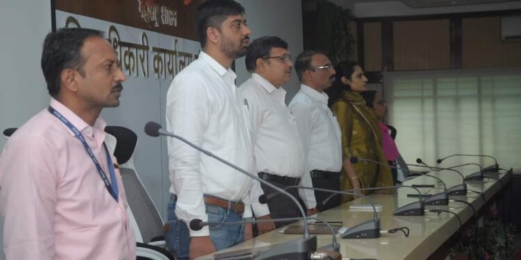 जिल्हाधिकारी कार्यालयात ‘समुह राष्ट्रगीत गायन’