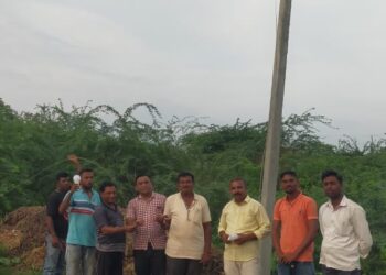 जयनगर अमरधाम परिसरात स्वखर्चातून पोलवरील तार, लाईटची व्यवस्था