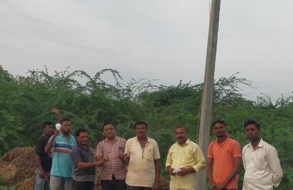 जयनगर अमरधाम परिसरात स्वखर्चातून पोलवरील तार, लाईटची व्यवस्था