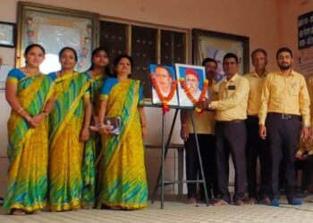 कमला नेहरू महाविद्यालयात लोकमान्य टिळक  व लोकशाहीर अण्णाभाऊ साठे यांना अभिवादन