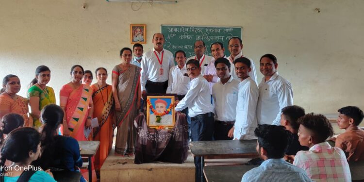 तळोदा येथे लोकमान्य बाळगंगाधर टिळक व लोकशाहीर अण्णाभाऊ साठे यांना अभिवादन