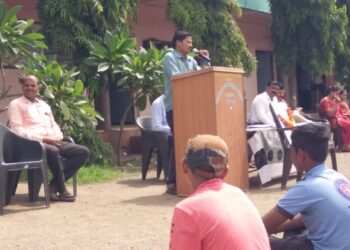 आक्राळे आश्रम शाळेत लोकमान्य टिळक पुण्यतिथी साजरी