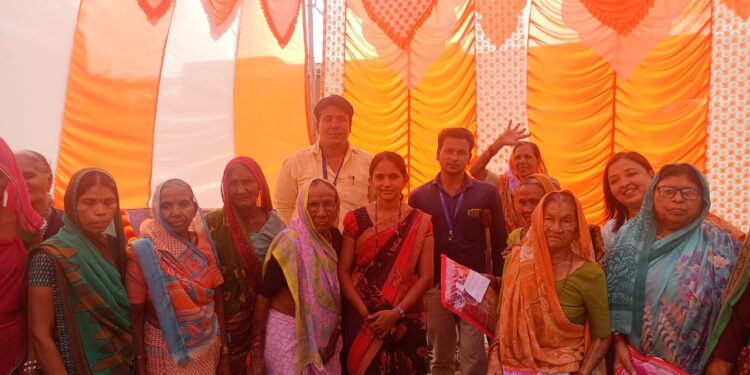 शिक्षकाचे असेही दातृत्व : स्वखर्चाने विविध माता भगिनी यांचा माहेरची साडी देऊन सत्कार