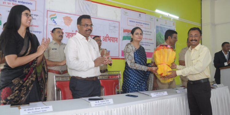 नंदूरबार तहसीलतर्फे महसूल दिनानिमित्त उत्कृष्ट अधिकारी, कर्मचारी यांचा सन्मान