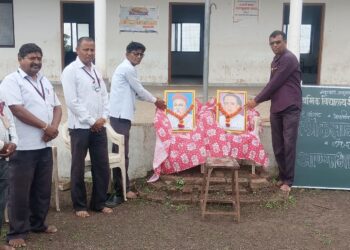 शेजवा येथील माध्यमिक विद्यालयात लोकमान्य टिळक व अण्णाभाऊ साठे यांना अभिवादन