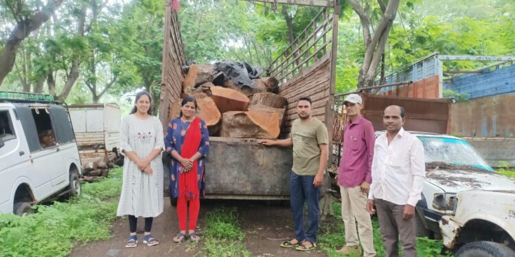 आयशर वाहनामध्ये सुमारे सव्वा तीन लाखाचे मोहा प्रजातीची लाकुड वनविभागाने केले जप्त