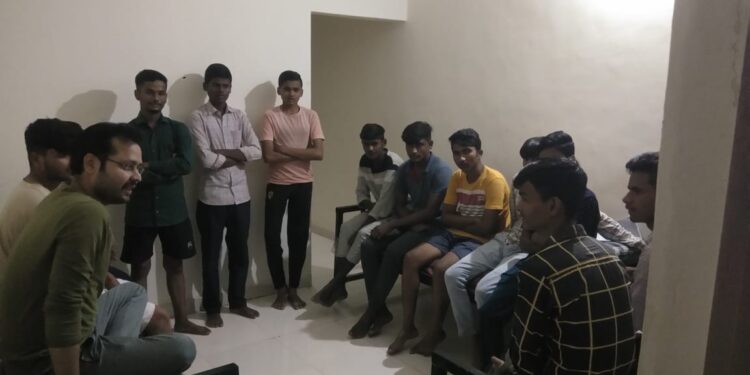 संवाद’ उपक्रमातंर्गत समाज कल्याण अधिकाऱ्यांचा, शासकीय वसतीगृहात एक दिवस मुक्काम