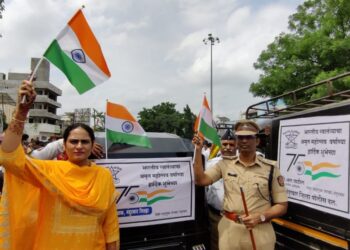 पोलीस दलाने २०० रिक्षांवर लावले स्वातंत्र्याच्या अमृत महोत्सवाचे बॅनर्स