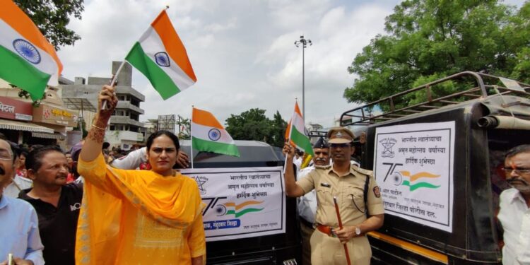 पोलीस दलाने २०० रिक्षांवर लावले स्वातंत्र्याच्या अमृत महोत्सवाचे बॅनर्स