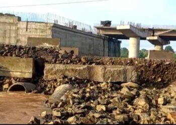 पुराच्या पाण्यात महामार्ग चौथ्यांदा बंद, वाहतूक बंद झाल्याने दोन्ही बाजूने वाहनांच्या रांगा