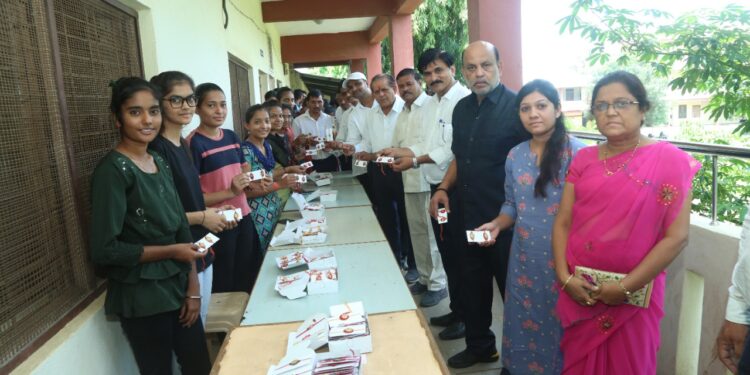 तळोदा येथे बांबूच्या राख्या व वस्तूंचे प्रदर्शन, दोन हजार रोपांचे वाटप