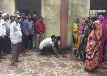 वृक्षारोपण करून वाण्याविहीर ग्रामस्थांनी घेतली तिरंगा फडकवण्याची शपथ