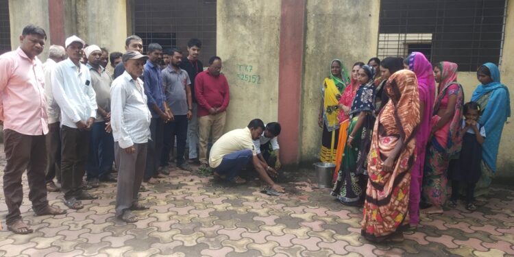 वृक्षारोपण करून वाण्याविहीर ग्रामस्थांनी घेतली तिरंगा फडकवण्याची शपथ