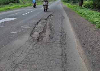 चौपाळे फाट्यानजीक पसरट खड्डा  देतोय अपघाताला निमंत्रण