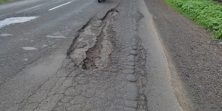 चौपाळे फाट्यानजीक पसरट खड्डा  देतोय अपघाताला निमंत्रण