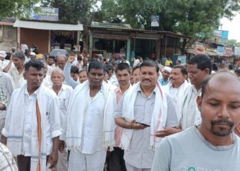 बोरद येथे आदिवासी दिनानिमित्त सांस्कृतिक कलाकृतीचे दर्शन घडवत भव्य रॅली