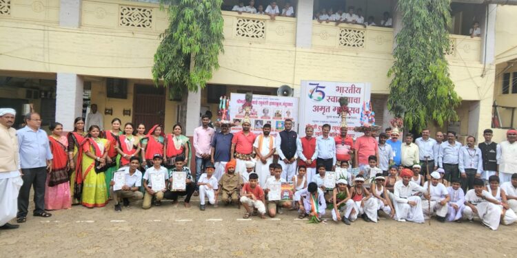 डी.आर.हायस्कूलमध्ये क्रांती दिवस व विश्व आदिवासी गौरव दिवस उत्साहात साजरा