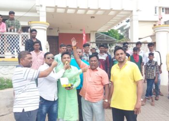 आ.डॉ. विजयकुमार गावित  यांच्या शपथविधीच्या पार्श्वभूमीवर आरपीआय आठवले गटाच्या वतीने फटाके फोडून, पेढे वाटून आनंदोत्सव साजरा