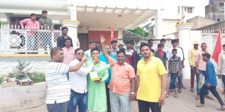 आ.डॉ. विजयकुमार गावित  यांच्या शपथविधीच्या पार्श्वभूमीवर आरपीआय आठवले गटाच्या वतीने फटाके फोडून, पेढे वाटून आनंदोत्सव साजरा