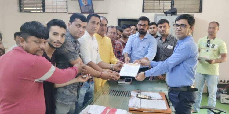 गणेशाची स्थापनापुर्वी रस्ता दुरुस्त न झाल्यास दादा गणपतीचे विसर्जन न करण्याचा मंडळाचा आक्रमक पवित्रा