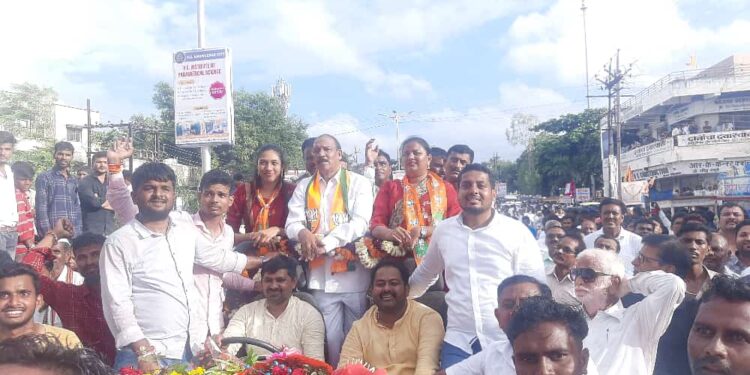 कॅबिनेट मंत्री डॉ.विजयकुमार गावित यांचे नंदुरबार भव्य स्वागत, हजारो कार्यकर्त्यांच्या उपस्थिती साडे पाच तास चालली रॅली