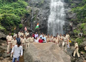 गिधकडा धबधबा परिसरास जिल्हाधिकारी मनीषा खत्री यांची भेट