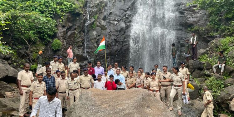 गिधकडा धबधबा परिसरास जिल्हाधिकारी मनीषा खत्री यांची भेट